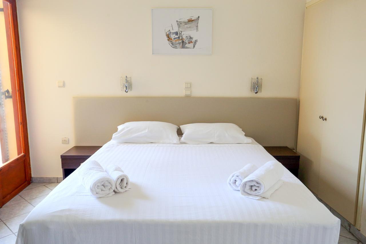 Hotel Karyatides Agia Marina  Exterior foto