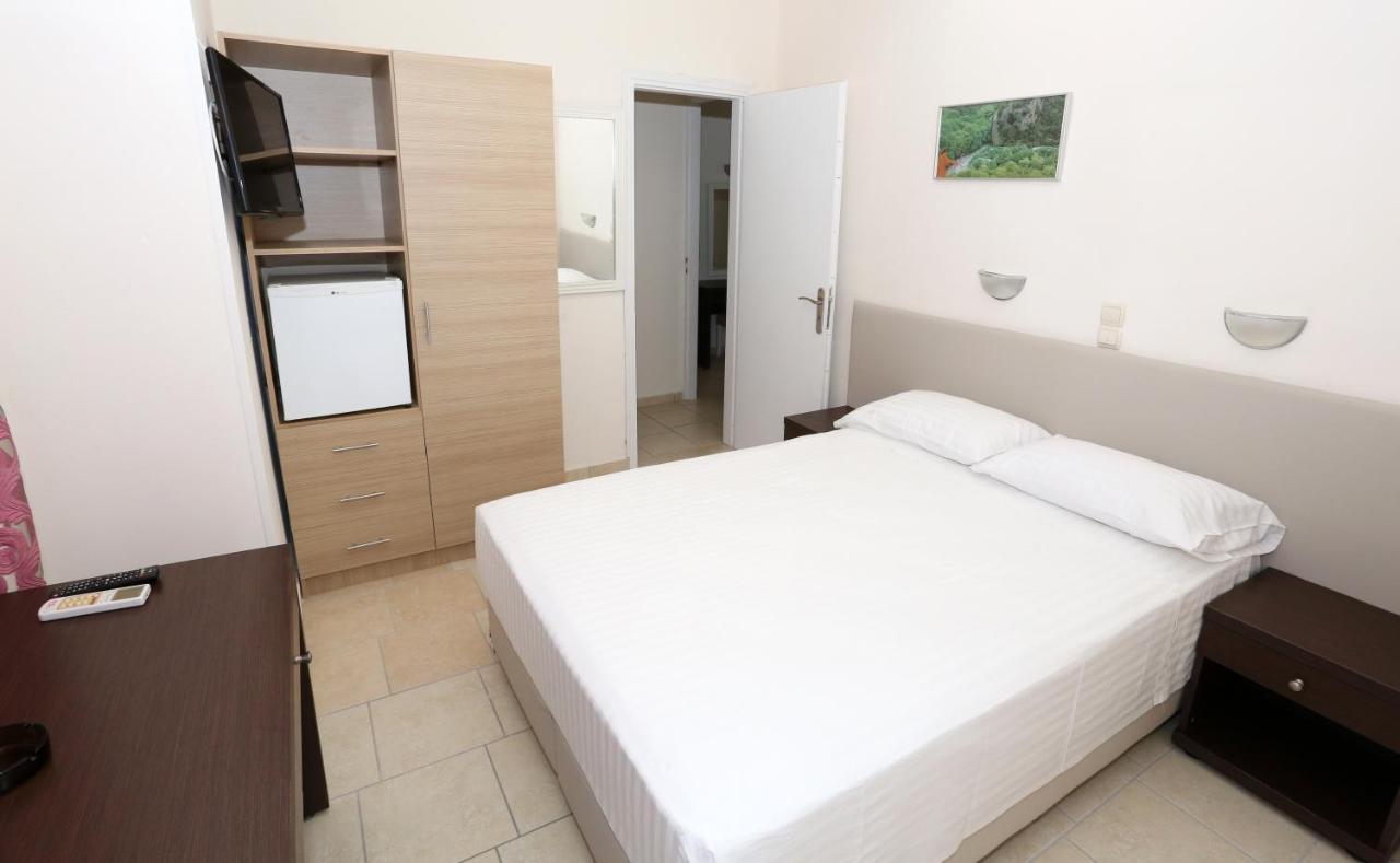 Hotel Karyatides Agia Marina  Exterior foto