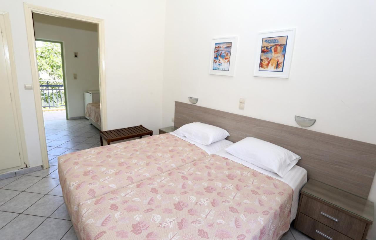 Hotel Karyatides Agia Marina  Exterior foto