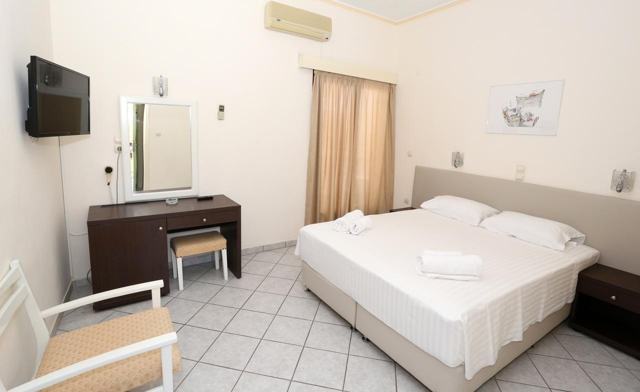 Hotel Karyatides Agia Marina  Exterior foto