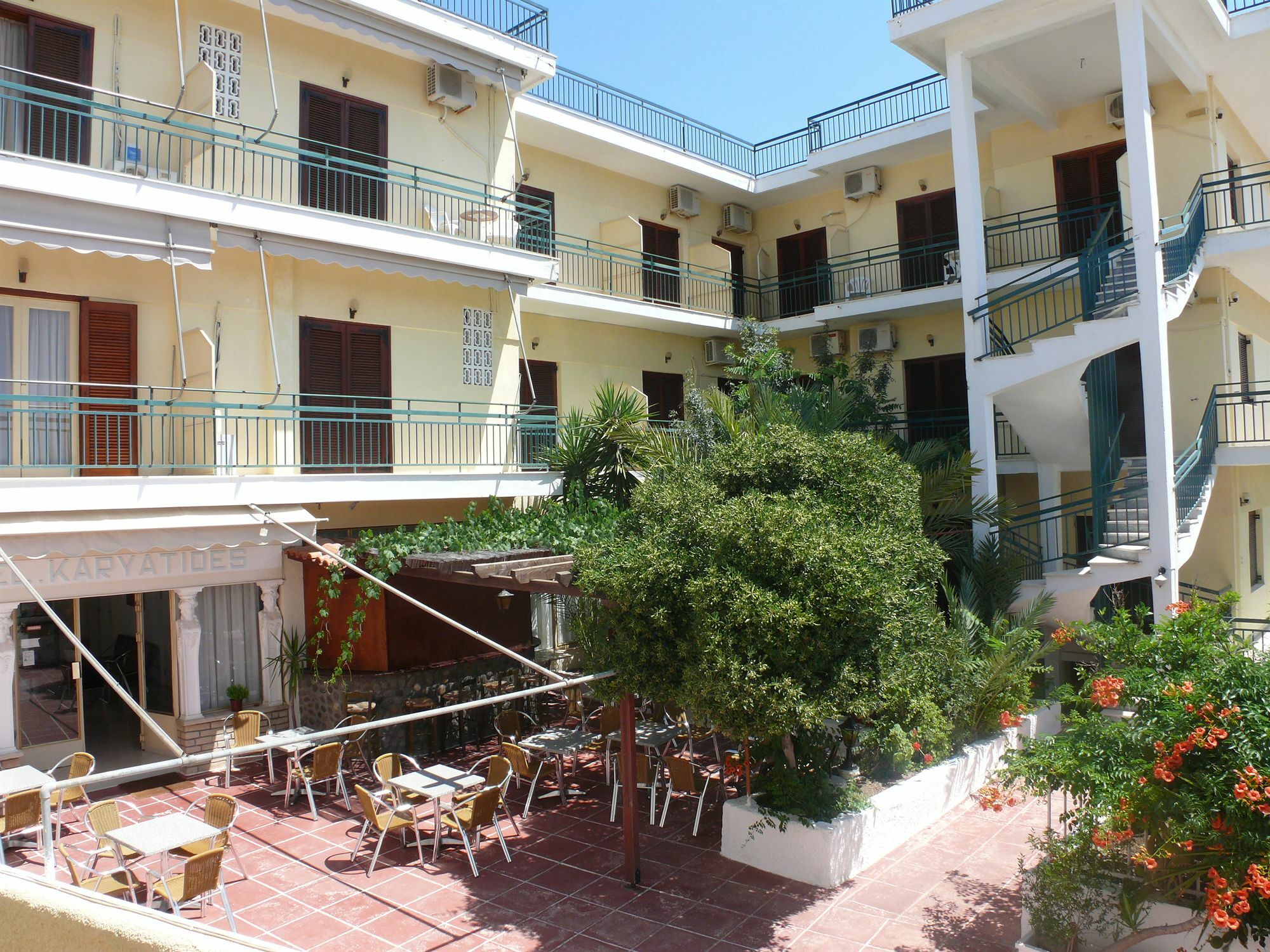 Hotel Karyatides Agia Marina  Exterior foto